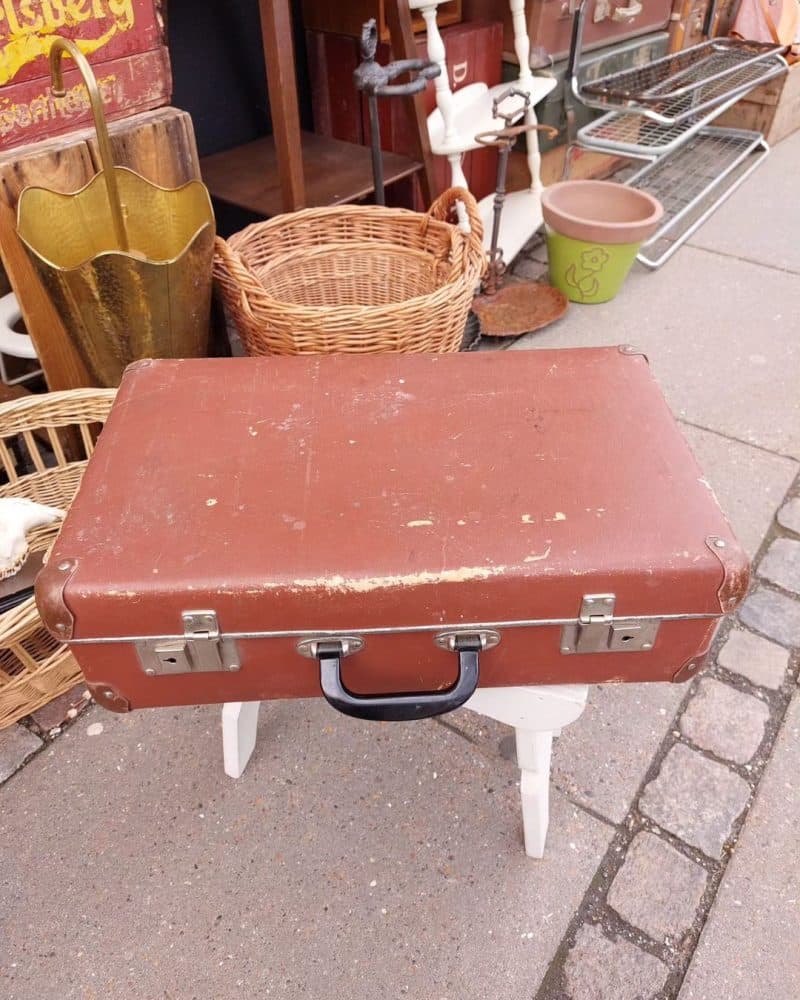 Fantastisk ældre rustrød  rejsekuffert fra omkring 1960’erne.