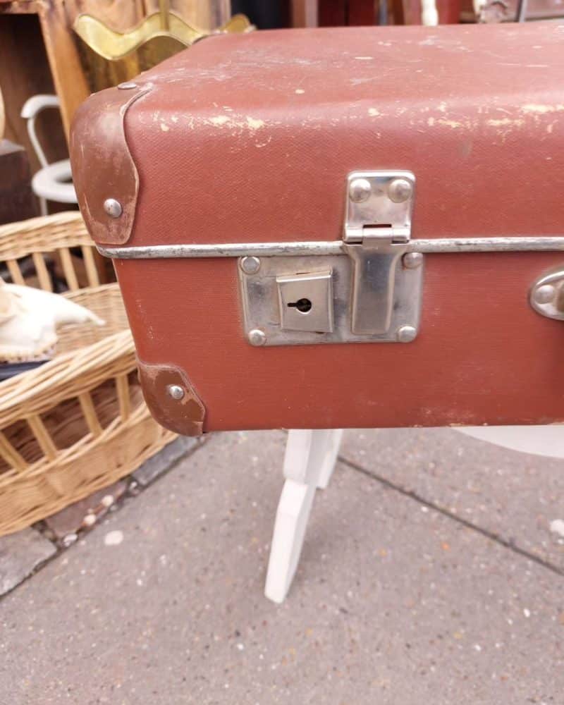 Fantastisk ældre rustrød  rejsekuffert fra omkring 1960’erne.