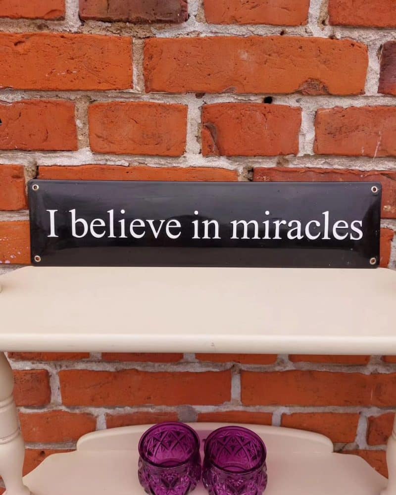 Super fedt ældre emalje skilt med skriften "I belive in miracles".