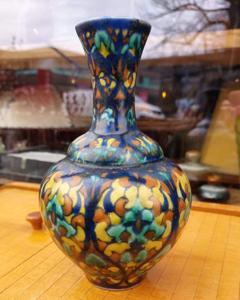 Fantastisk Gouda vase fra midten af 1900-tallet med smukke kontrast farver.