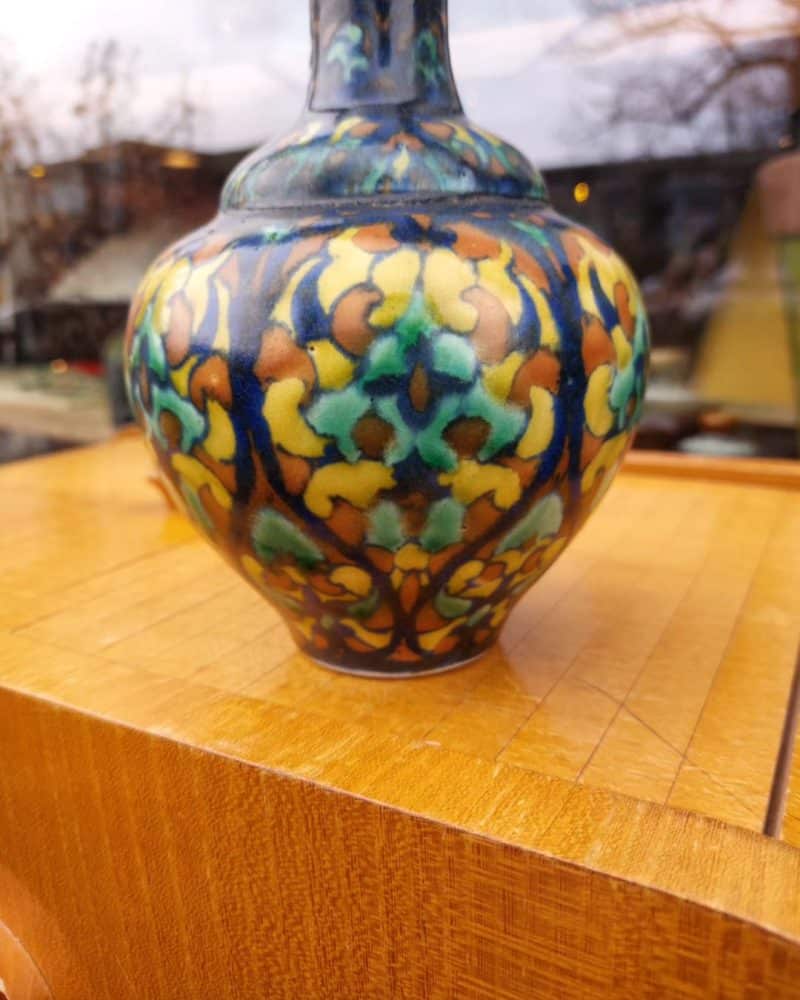 Fantastisk Gouda vase fra midten af 1900-tallet med smukke kontrast farver.