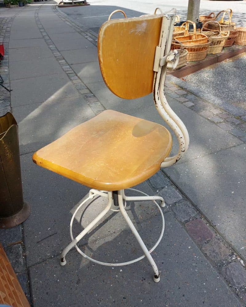 Fantastisk industri stol fra 1950érne med metal fodstøtte og justerbar højde.
