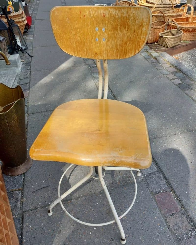 Fantastisk industri stol fra 1950érne med metal fodstøtte og justerbar højde.