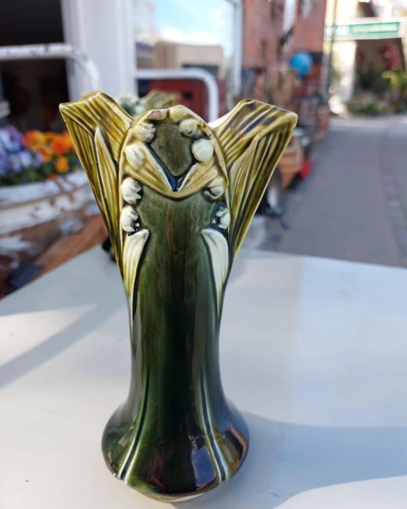 Charmerende grøn vase med blomster og "vinger".