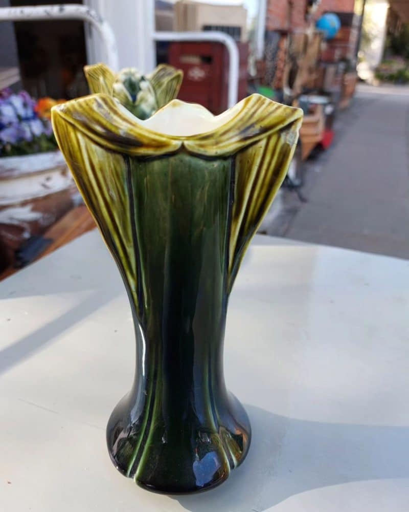 Charmerende grøn vase med blomster og "vinger".