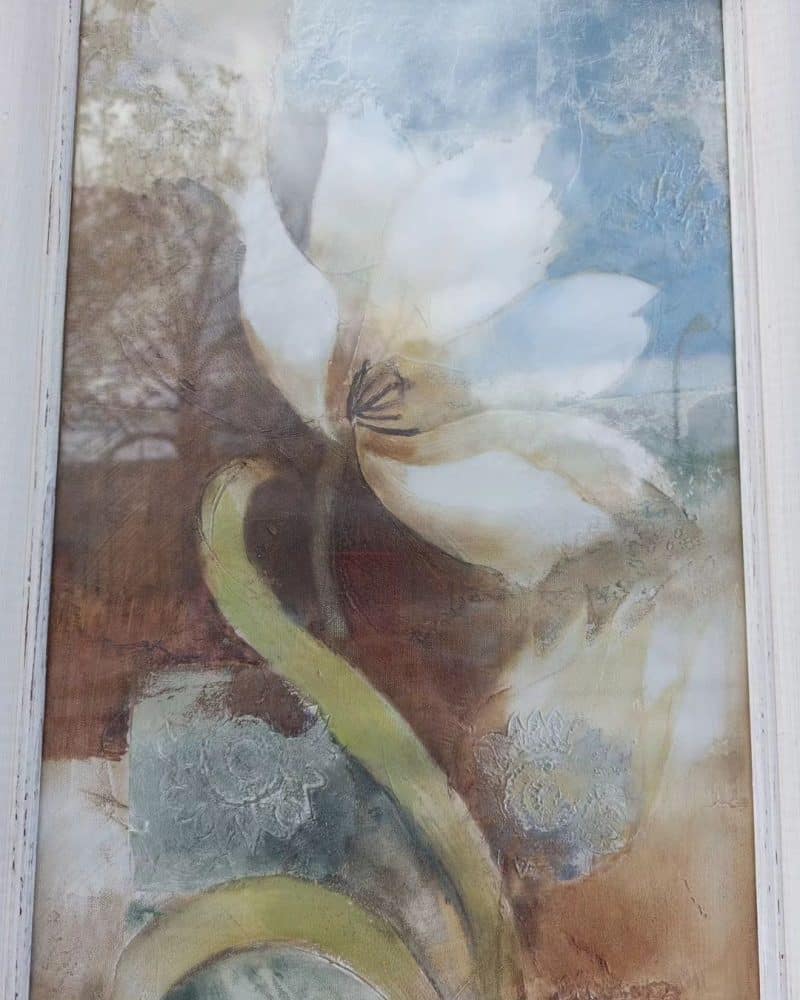 Skønt billede af Albina med en skøn hvid blomst.