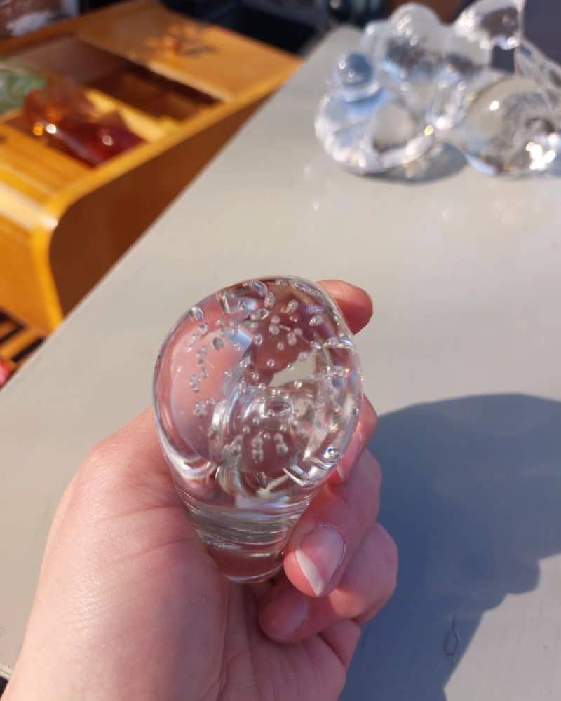 Smuk lille glas snegl muligvis fra Bergdala med bobler i glasset.
