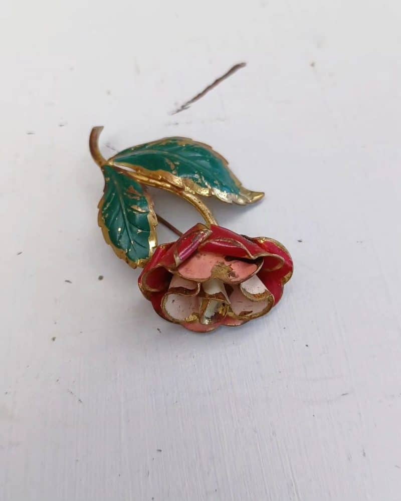Skøn lille retro broche formet som en rose med blade.