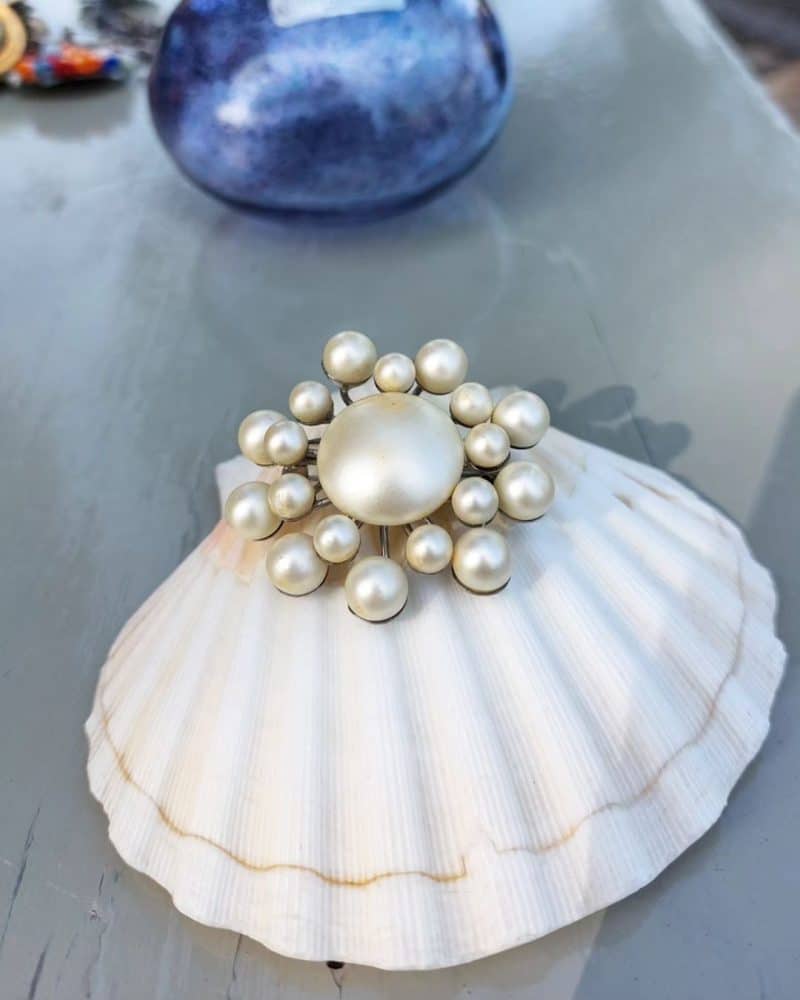 Skøn lille retro broche med kunst perler.