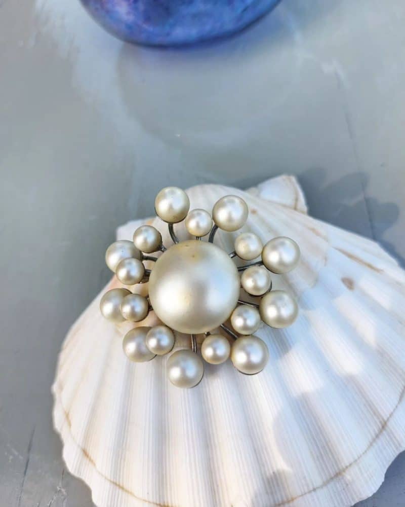 Skøn lille retro broche med kunst perler.