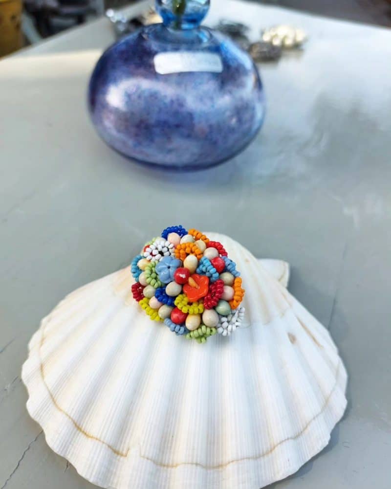 Skøn lille retro broche med farvestrålende perler.