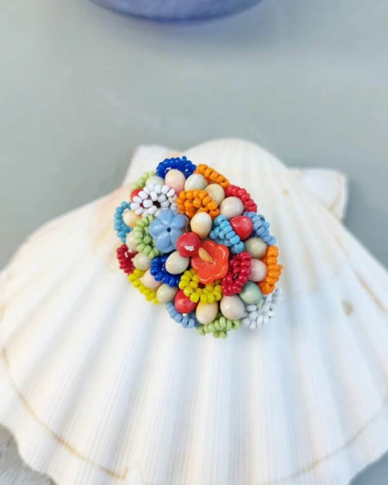 Skøn lille retro broche med farvestrålende perler.