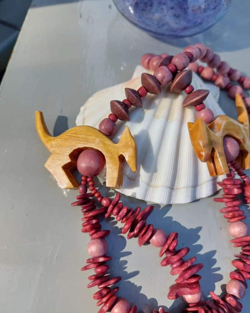 Smuk retro halskæde i træ perler med træfigurer.