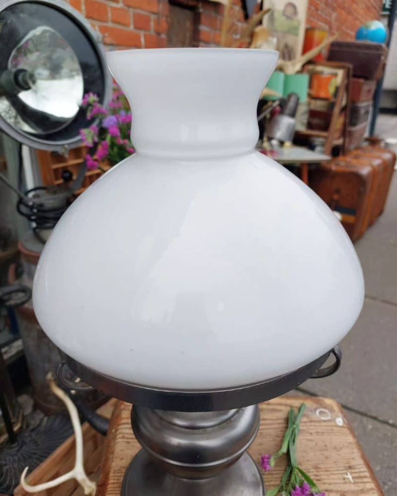 Super flot bordlampe formet som en gammel petroliums lampe.