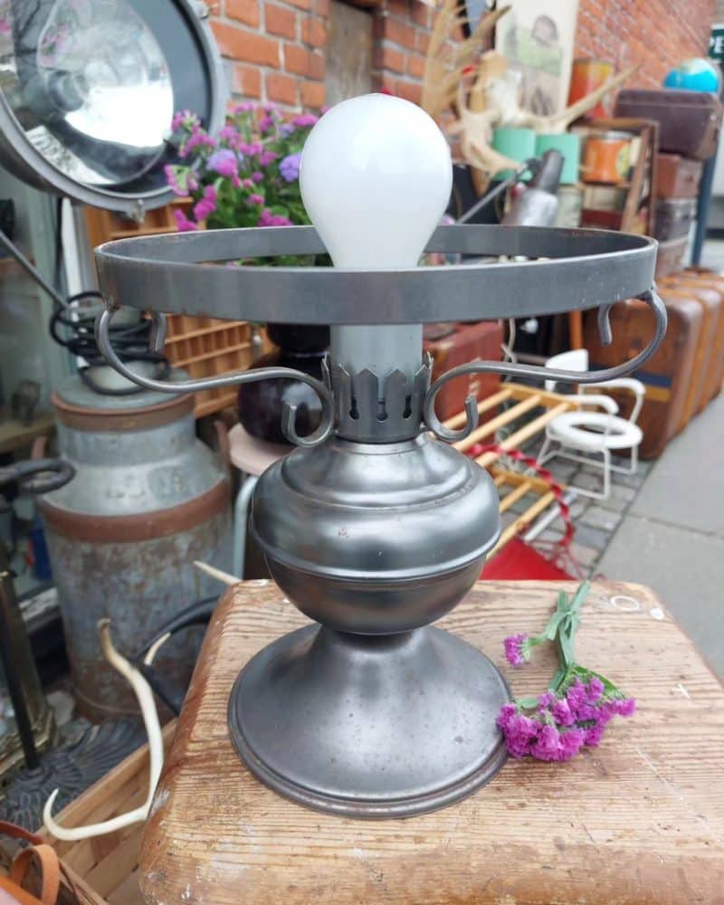 Super flot bordlampe formet som en gammel petroliums lampe.