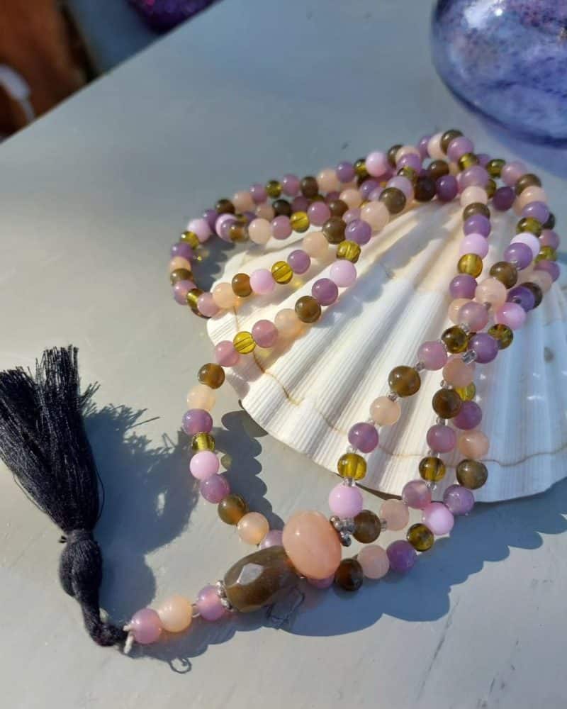 Smuk halskæde med perler i forskellige farver.