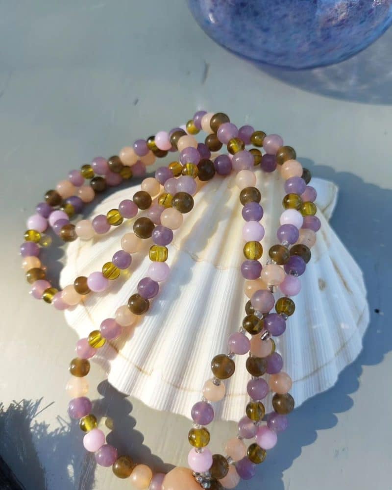 Smuk halskæde med perler i forskellige farver.