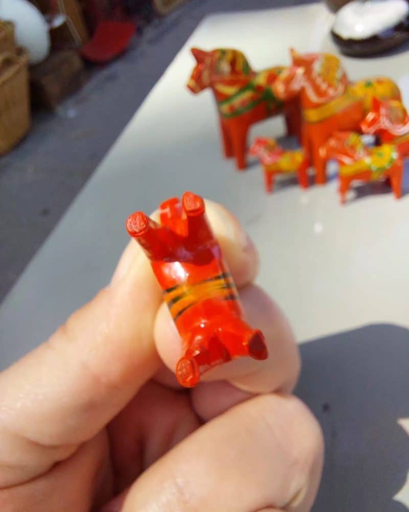 Original traditionel rød miniature dalaheste på 3 cm.