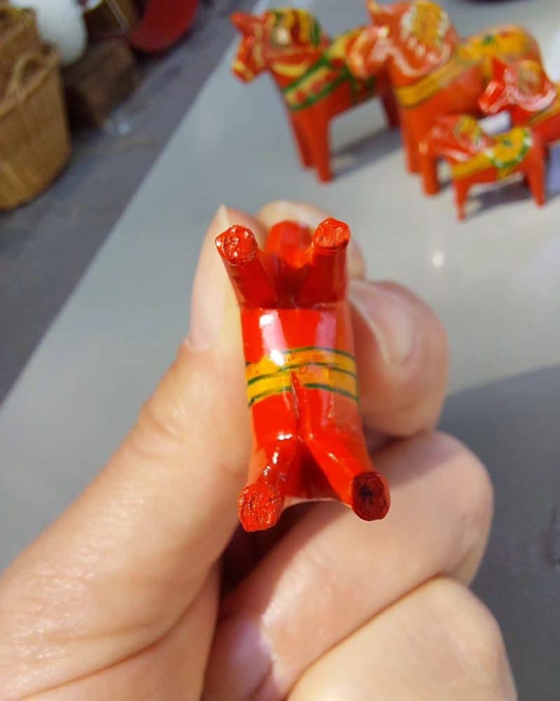 Original traditionel rød miniature dalaheste på lige over 3 cm.