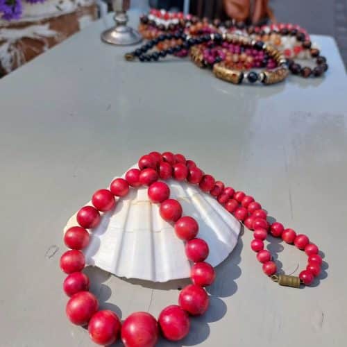 Smuk retro bijouteri halskæde med røde træ perler.
