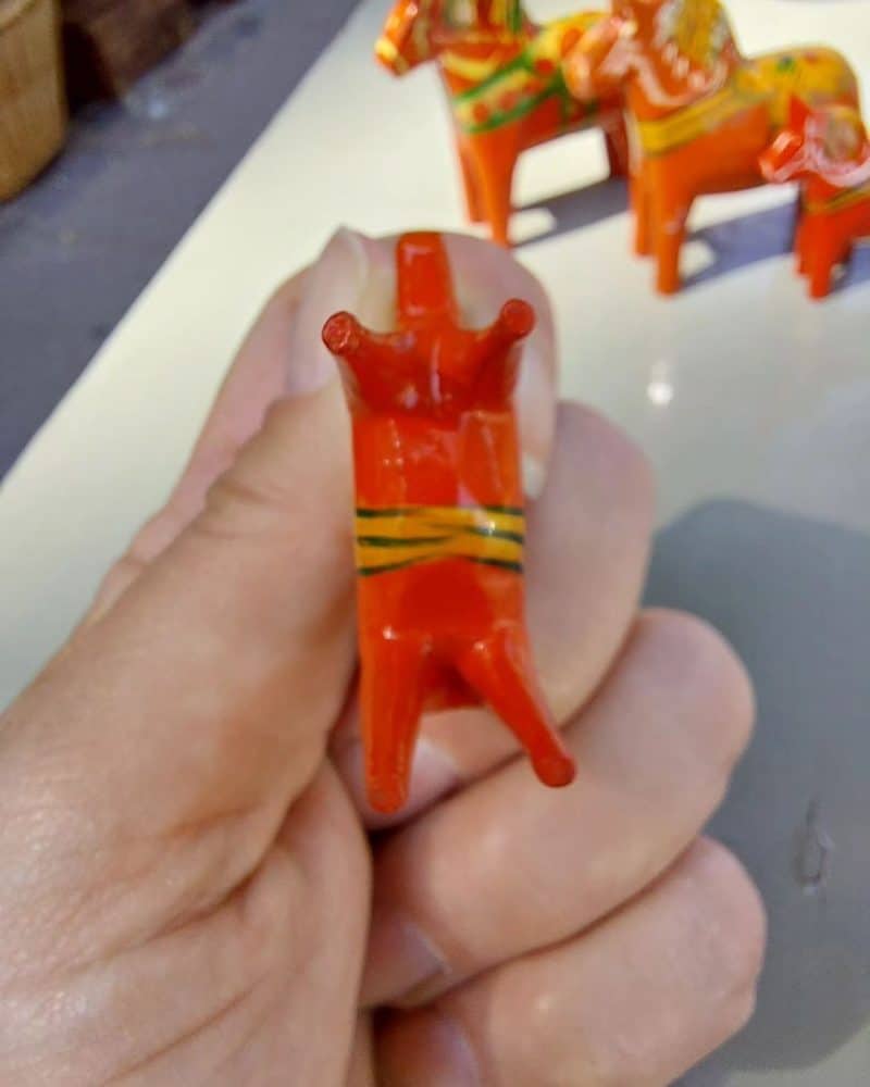 Original traditionel rød miniature dalaheste på lige under 4 cm.