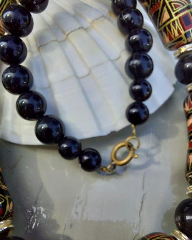 Smuk retro bijouteri halskæde med sorte træ perler.