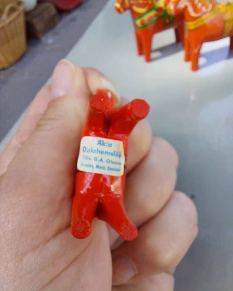 Original traditionel rød miniature dalaheste på lige under 5 cm.