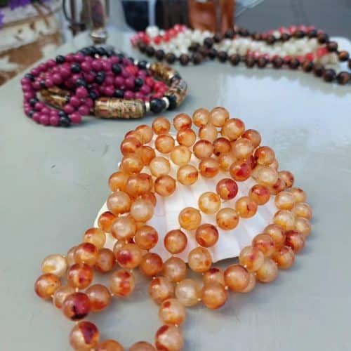 Smuk retro bijouteri halskæde med plastik perler.