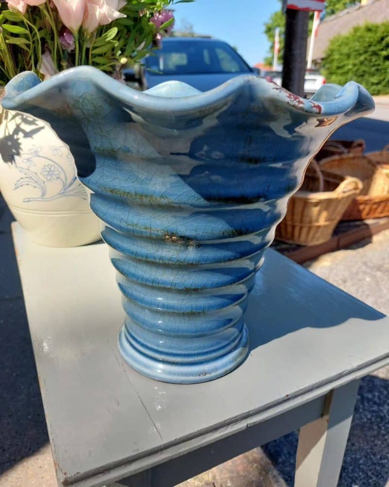 Fantastisk keramik vase med bølgede kant.
