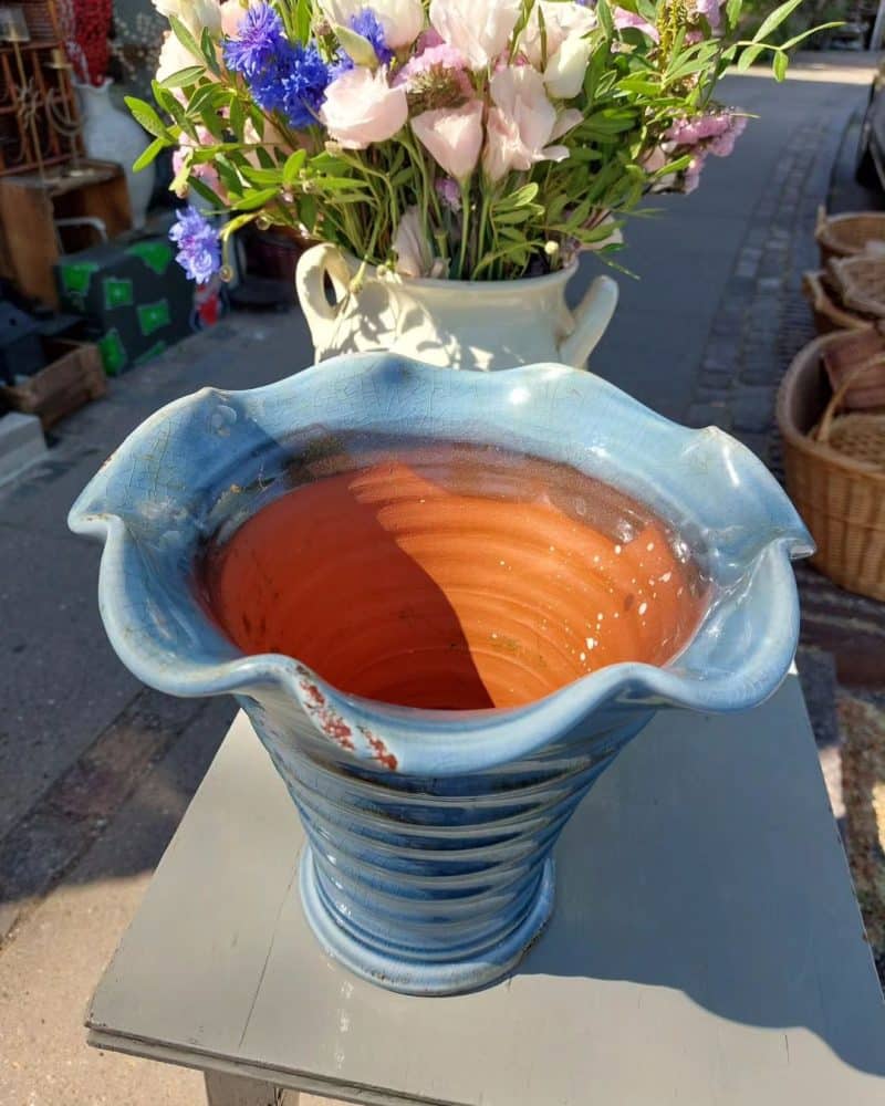 Fantastisk keramik vase med bølgede kant.