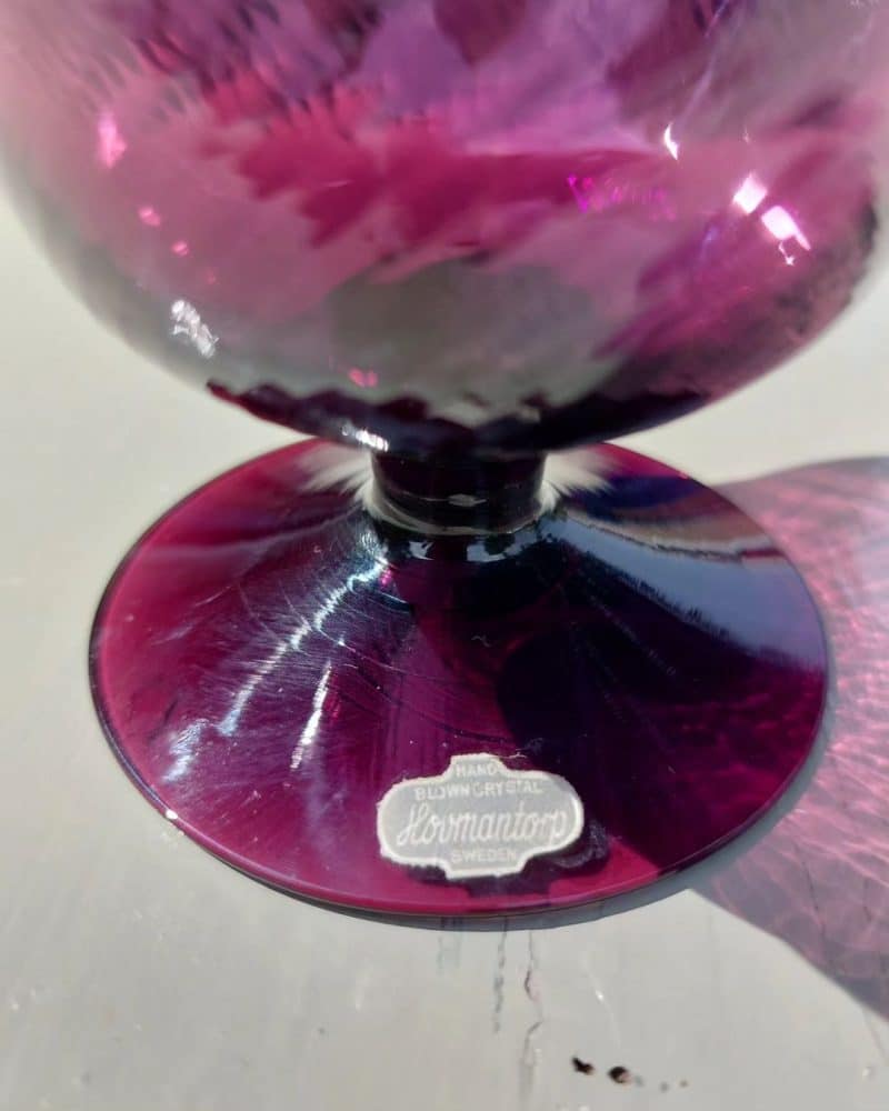 Skøn lille lilla mundblæst sukkerskål af Signe Persson-Melins fra Hovmantorp glasbruk.