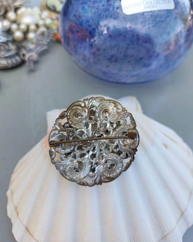 Smuk retro broche i sølvplet med mønstre.
