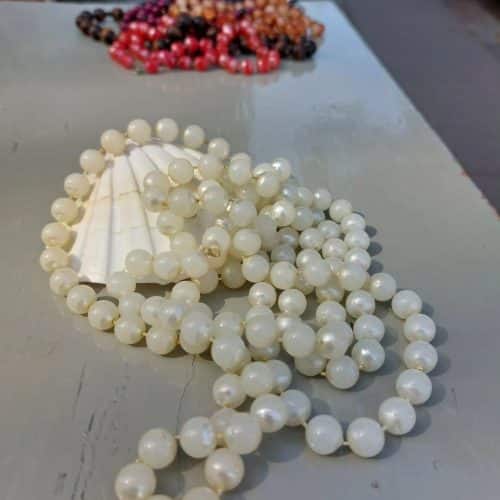 Smuk retro bijouteri halskæde med hvide plastik perler.