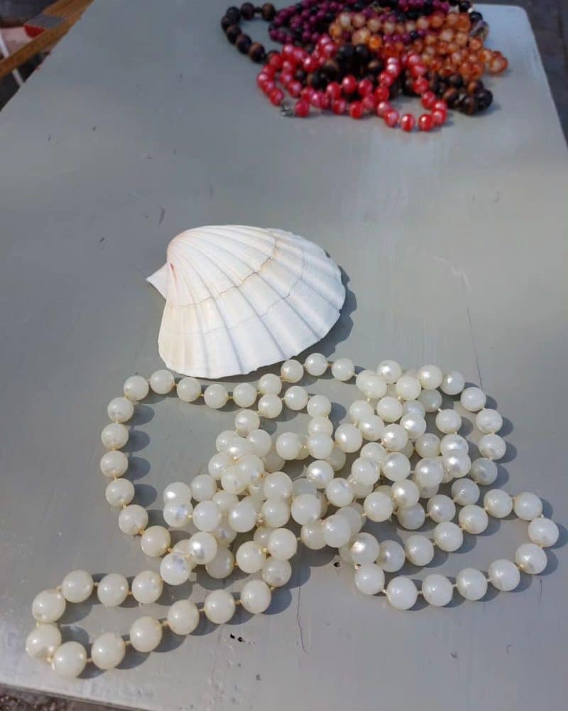 Smuk retro bijouteri halskæde med hvide plastik perler.
