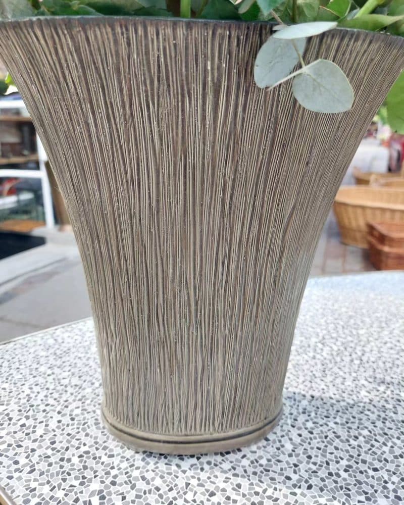 Skøn keramik vase med riller af ukendt kunstner.