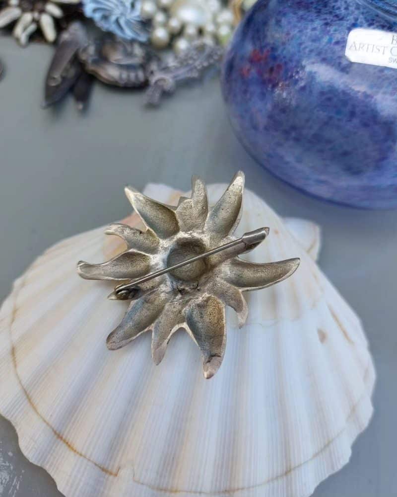 Fantastisk retro broche i sølvplet formet som en blomst.