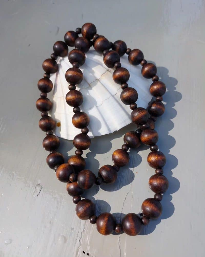 Smuk retro bijouteri halskæde med træ perler.