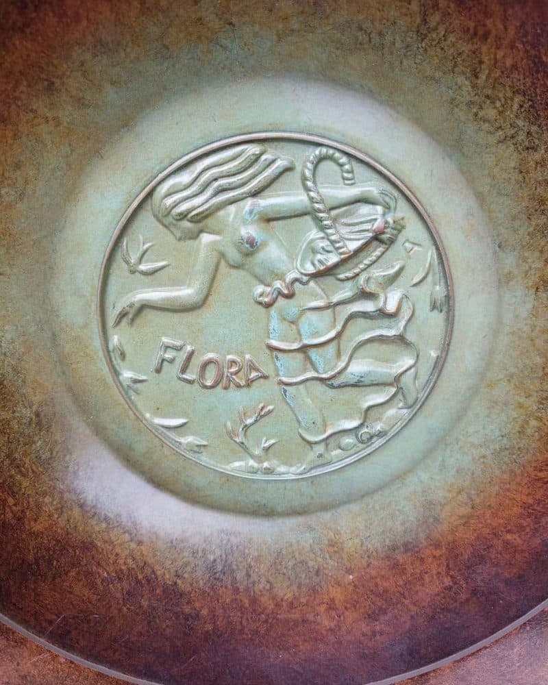 Fantastisk bronze "Flora" fad fra Ystad.