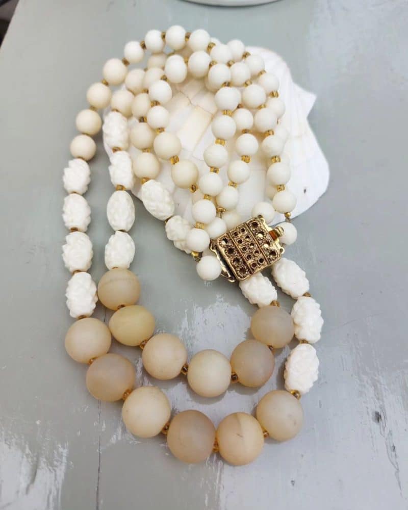 Super skøn dobbelt retro halskæde med perler og "guld" messing lås.