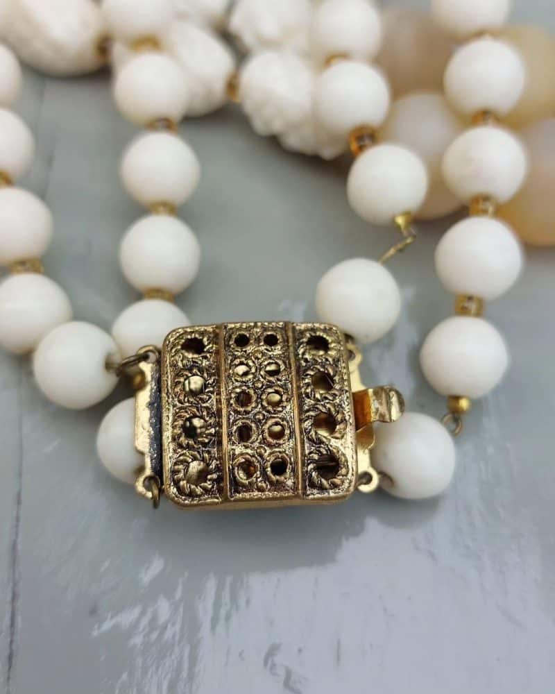 Super skøn dobbelt retro halskæde med perler og "guld" messing lås.