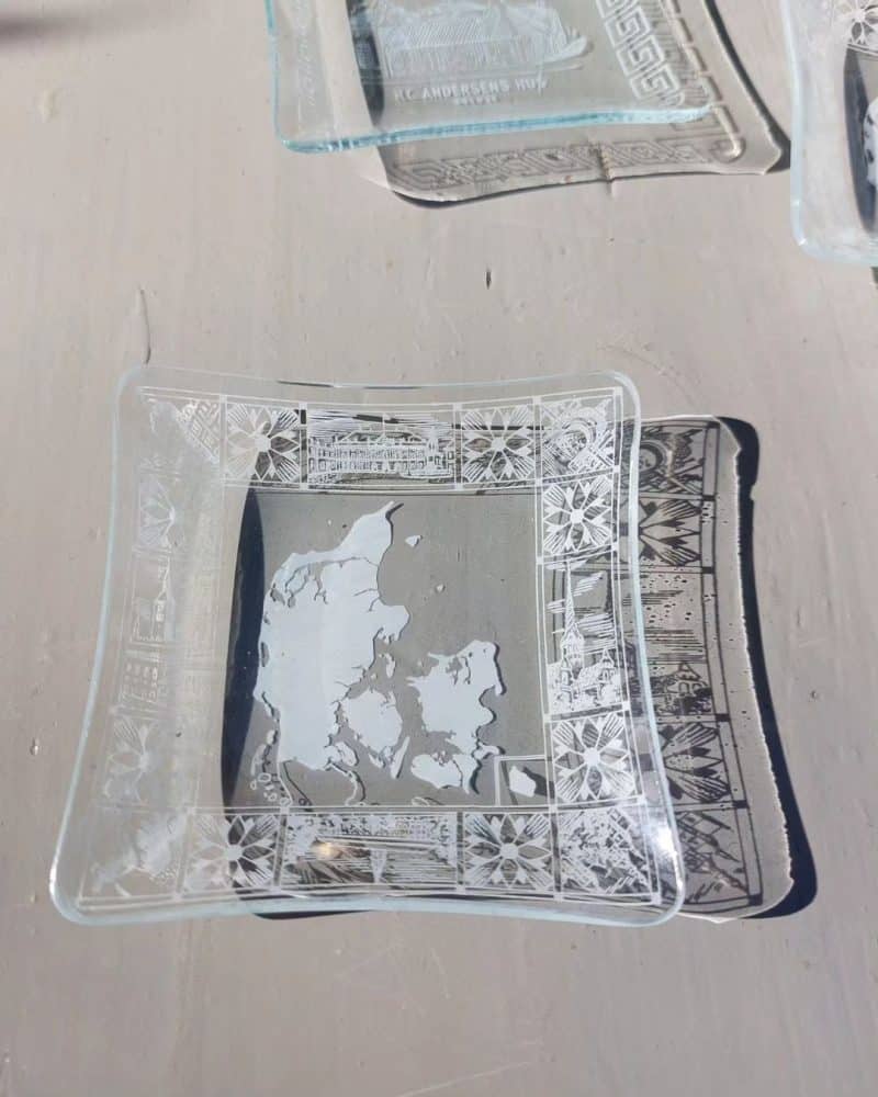 Fantastisk små gamle kuvert askebæger i glas med motiver fra Danmark.