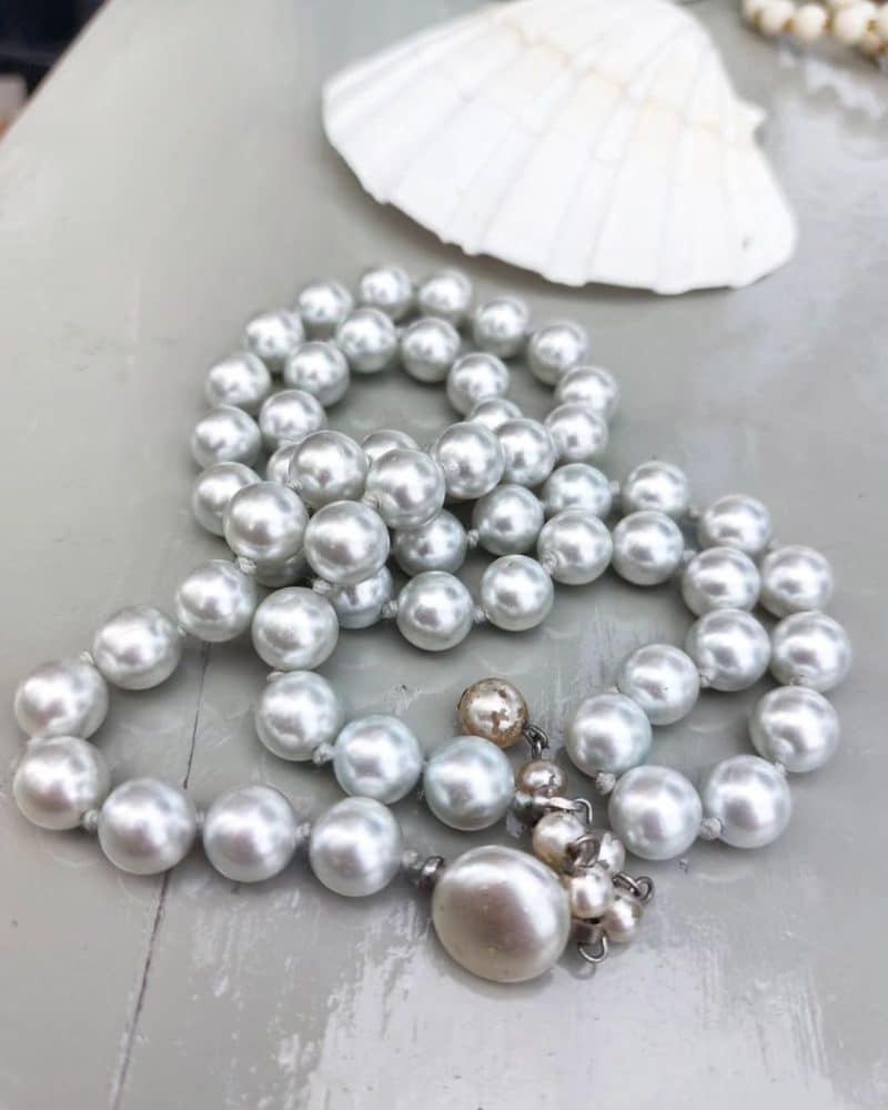 Smuk retro halskæde med sølvfarvet perler