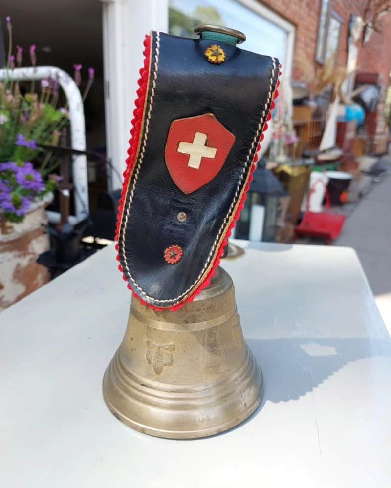 Stor vintage koklokke fra Schweiz med læderrem.
