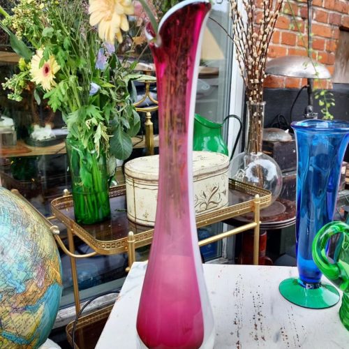 Flot høj lyserød glasvase med meget smal hals – til en enkelt blomst eller gren, eller bare til pynt.