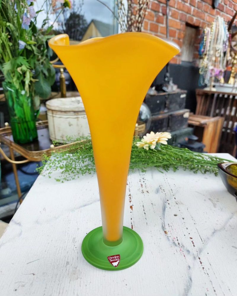En smuk "Chanterelle" vase i gult og grønt glas fra Orrefors.
