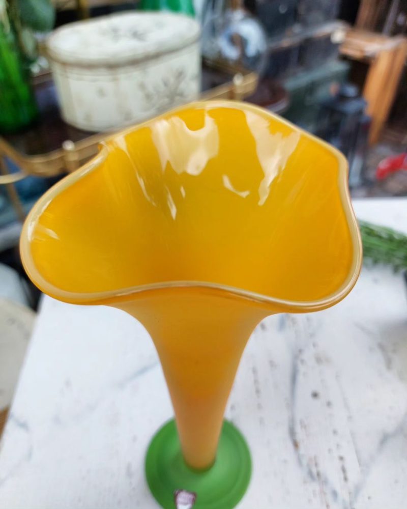 En smuk "Chanterelle" vase i gult og grønt glas fra Orrefors.