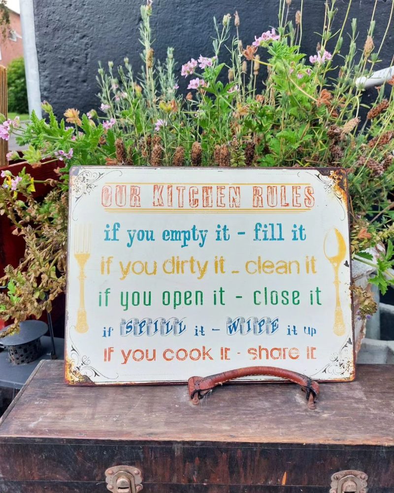 Skønt ældre metalskilt med "Kitchen rules".