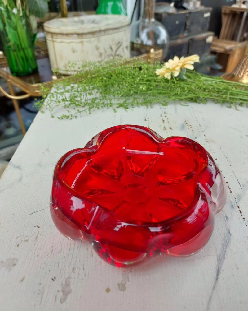 Skøn lille rød glas skål eller askebæger.