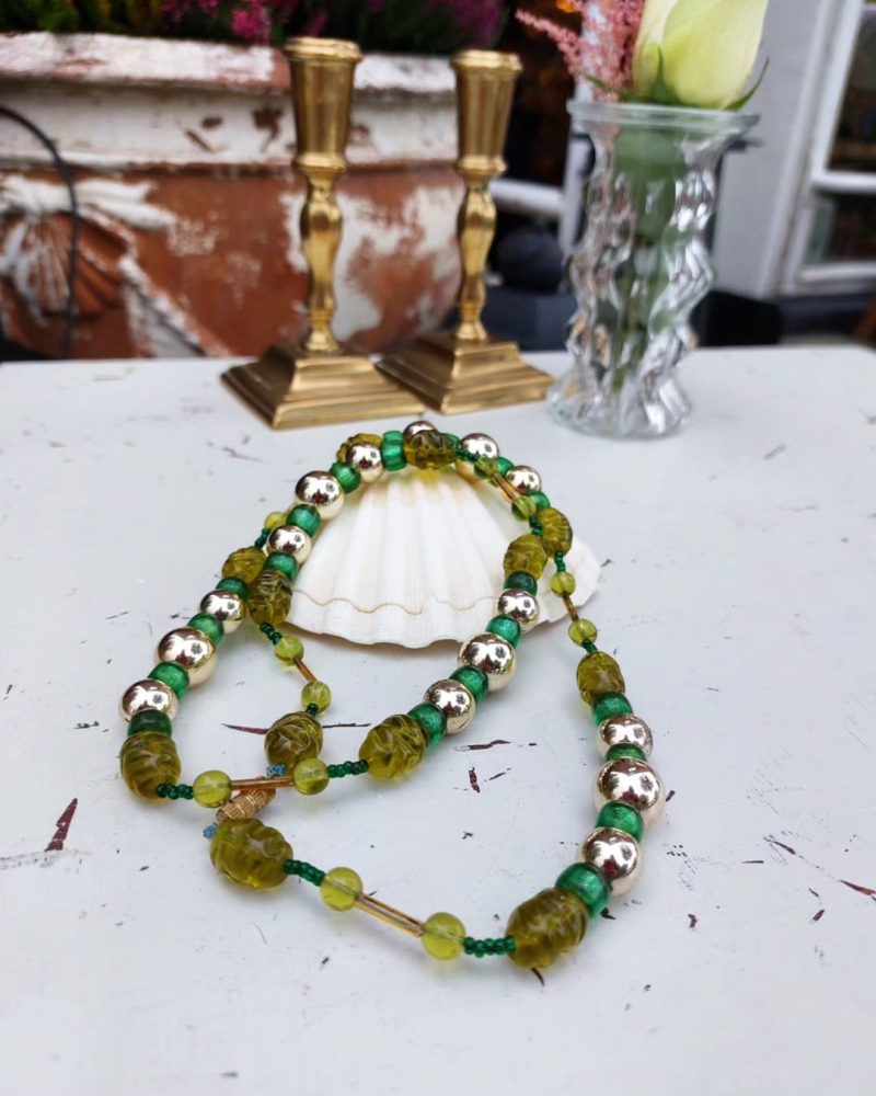 Smuk bijouteri halskæde med grønne perler