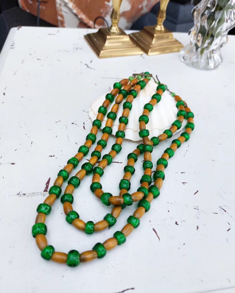 Smuk retro tripel bijouteri halskæde med grønne perler.